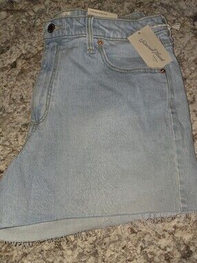 Universal Thread Light Wash Mid-Rise Denim Shorts NWT Size 16
